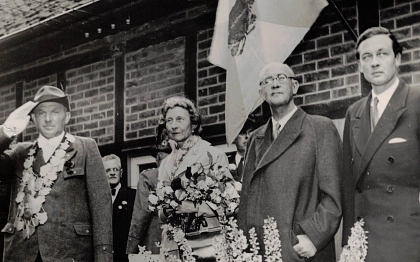 Herzog Ernst August von Hannover, Herzogin Viktoria und Erbprinz Ernst August mit Schützenkönig und Bürgermeister August Blotenberg auf dem 150. Lemförder Schützenfest 1951 (Foto: Friedrich Drees) Herzog Ernst August von Hannover, Herzogin Viktoria und Erbprinz Ernst August mit Schützenkönig und Bürgermeister August Blotenberg auf dem 150. Lemförder Schützenfest 1951 (Foto: Friedrich Drees) © Samtgemeinde Altes Amt Lemförde