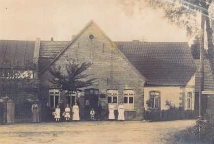 Kaum vorstellbar: Die Gastwirtschaft Hermann Meyer in Stemshorn (ca. 1925) sollte einer, aus den Mitteln der Gemeindekasse zu errichtenden Kneipe bei Steinbrechers Hof weichen. Kaum vorstellbar: Die Gastwirtschaft Hermann Meyer in Stemshorn (ca. 1925) sollte einer, aus den Mitteln der Gemeindekasse zu errichtenden Kneipe bei Steinbrechers Hof weichen. © Samtgemeinde Altes Amt Lemförde