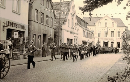 Schützenausmarsch in Lemförde 1958 Schützenausmarsch in Lemförde 1958 © Samtgemeinde Altes Amt Lemförde